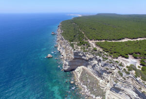 Fotografia aerea de Los acantilados de la Brena y Trafalgar