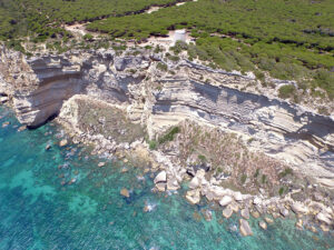 Fotografia aerea de Los acantilados de la Brena y la Torre del Tajo