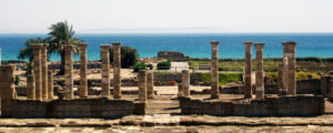 La Basilica y estatua de Trajano Ruinas Romanas de Baelo Clauida