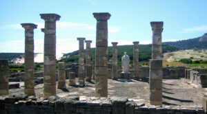 La Basilica y estatua de Trajano Ruinas Romanas de Baelo Clauida