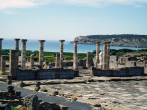 La Basilica y estatua de Trajano Ruinas Romanas de Baelo Clauida